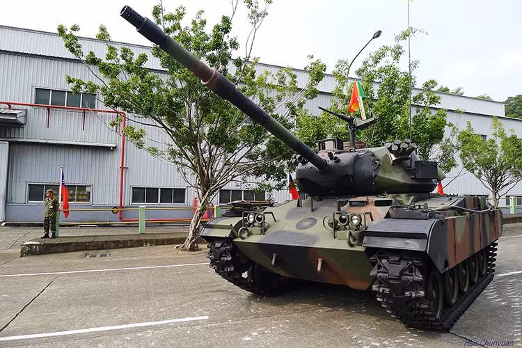 Như đã nói ở trên một trong những trọng tâm của gói nâng cấp M41D chính là pháo chính của xe, theo đó nó vẫn sử dụng lại pháo chính 76mm tương tự như trên M41A3 nhưng đã qua cải tiến với việc loại bỏ loa che lửa đầu nòng kiểu cũ thay bằng kiểu loa che lửa mới giúp pháo 76mm bắn ổn định hơn. Bên cạnh đó, Đài Loan còn hợp tác với Israel triển khai đạn chống tăng xuyên giáp M464 APDS lên trên M41D. Nguồn ảnh: zona-militar.