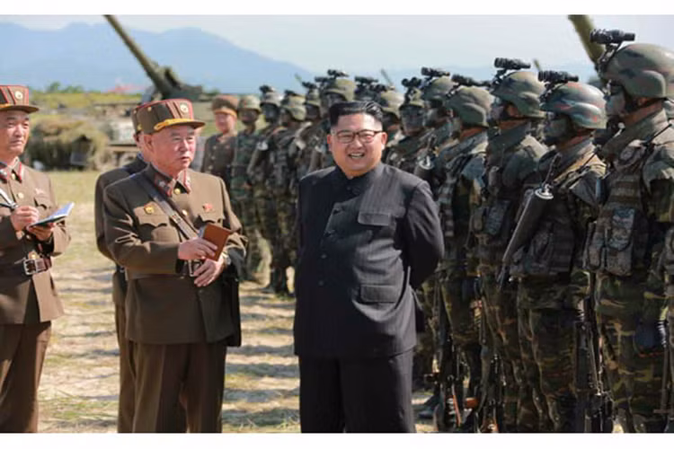 Theo tờ Rodong Sinmun của Triều Tiên, hôm 25/8 vừa rồi lực lượng đặc nhiệm của nước này vừa có đợt tập trận đổ bộ lớn nhất từ trước tới nay nhân dịp kỷ niệm 57 năm ngày thực hiện chính sách Songun (quân đội trước nhất) của Bình Nhưỡng. Buổi tập trận trên còn được đích thân Chủ tịch tối cao của Triều Tiên - Kim Jung Un đến giám sát trực tiếp. Nguồn ảnh: Rodong Sinmun.