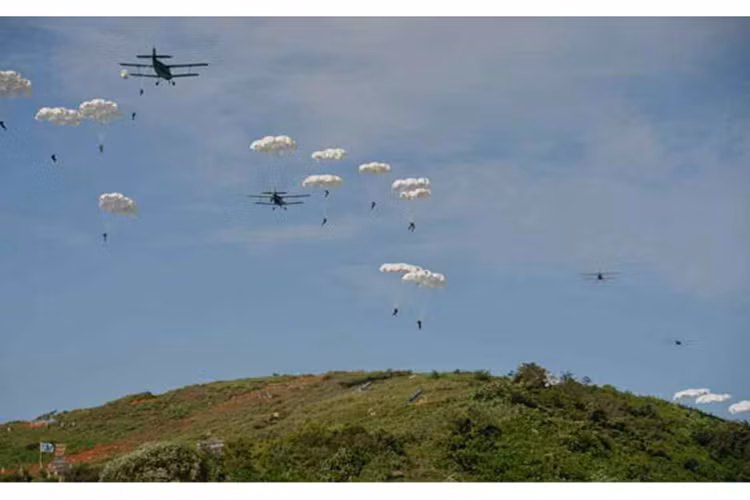 Đặc nhiệm không quân Triều Tiên đổ bộ đường không bằng các máy bay vận tải quân sự An-2, đây là dòng máy bay vận tải chính của Quân đội Triều Tiên thích hợp cho các nhiệm vụ đổ bộ đường không. Nguồn ảnh: Rodong Sinmun.