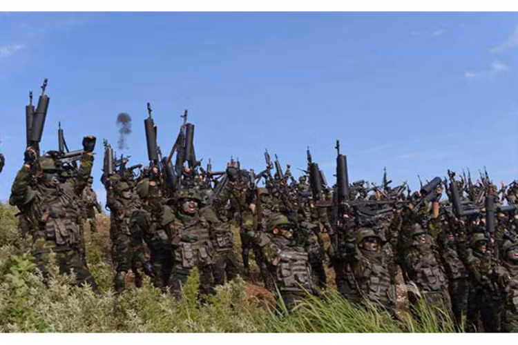 Hình ảnh đặc nhiệm Triều Tiên hô vang khẩu hiệu chiến thắng sau khi chiếm được mục tiêu phòng thủ giả định trong đợt tập trận hôm 25/8. Nguồn ảnh: Rodong Sinmun.