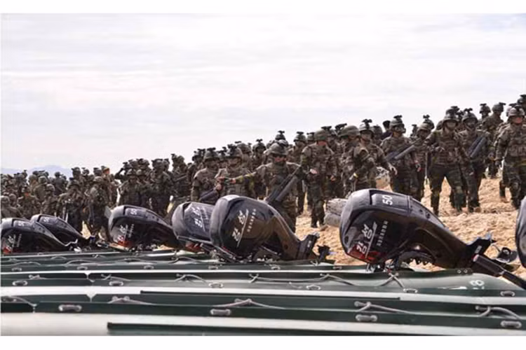 Các hòn đảo này sẽ trở thành mục tiêu bị tấn công đầu tiên ngay khi xung đột trên Bán đảo Triều Tiên một lần nữa nổ ra. Trong ảnh là hàng trăm lính đặc nhiệm Triều Tiên tham gia tập trận, họ được trang bị khá tốt. Nguồn ảnh: Rodong Sinmun.