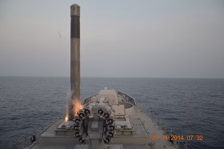 Ngoài việc triển khai theo kiểu phóng nằm nghiêng thì BrahMos cũng có thể được triển khai từ các ống phóng tên lửa thẳng đứng VLS trên các tàu chiến hiện đại, tương tự như một số mẫu tên lửa hành trình tấn công trên thế giới. Trong ảnh là một lần phóng tử nghiệm BrahMos của Ấn Độ hộ vệ mang tên lửa INS Trikand. Nguồn ảnh: militaryrussia.