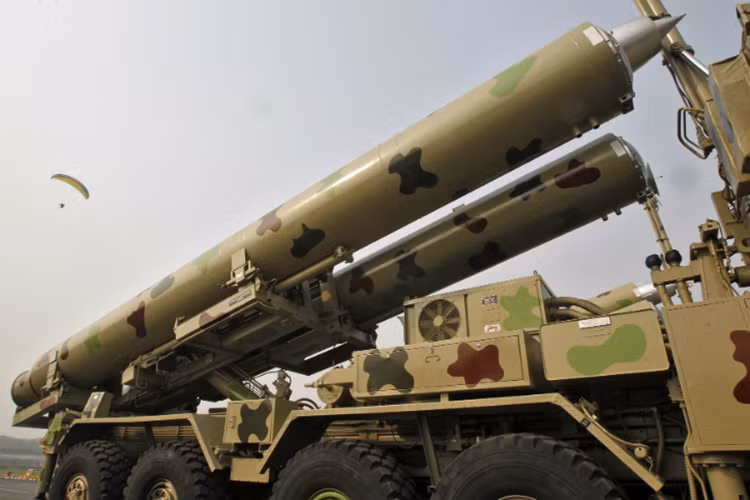 Mỗi tổ hợp phòng di động của nó có được trang bị 3 tên lửa và mỗi đơn vị chiến đấu gồm ít nhất bốn tổ hợp phóng di động, đi kèm với đó là một trung tâm chỉ huy tác chiến di động. Tất cả đều được đặt trên khung gầm xe tải bánh lốp đặc chủng, cho phép toàn bộ tổ hợp di chuyển cơ động trên mọi loại địa hình. Nguồn ảnh: indiatimes.