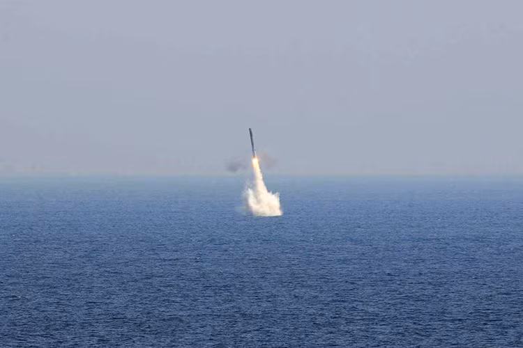 Ngoài biến thể trên tàu chiến mặt nước, Ấn Độ còn tiếp tục phát triển một biến thể BrahMos được phóng đi từ tàu ngầm tấn công, bước đầu họ đã thành công khi có thể triển khai dòng tên lửa này từ dưới mặt nước thông qua một đợt thử nghiệm vào năm 2013. Nguồn ảnh: Wikimedia.