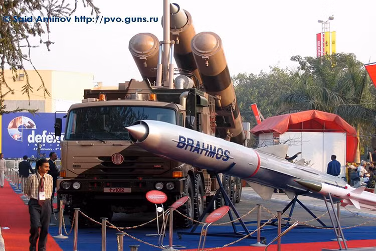 Với động cơ đẩy ramjet, BrahMos có thể bay với tốc độ tối đa từ Mach 2.8 (3.400km/h) tới Mach 3 (3.700km/h hay là 1km/giây), với tốc độ trên BrahMos gần như không thể bị đánh chặn bởi các hệ thống phòng không thông thường. Nhất là các hệ thống phòng không trên hạm gồm tên lửa phòng không tầm trung hay vũ khí đánh chặn tầm gần CIWS. Nguồn ảnh: Armyman.info.