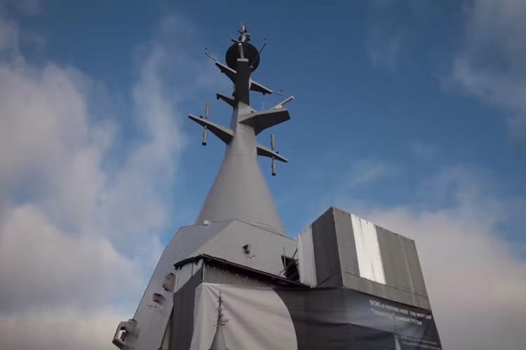 Quay lại với SGPV, trang thiết bị điện tử trên tàu có chút cải tiến hơn so với người tiền nhiệm Gowind với hệ thống tác chiến trên biển DCNS SETIS do DCNS phát triển, kết hợp với đó là hệ thống radar giám sát Thales SMART-S Mk2 và hệ thống radar kiểm soát hỏa lực Rheinmetall TMEO Mk2. Nguồn ảnh: Pakistan Defence.