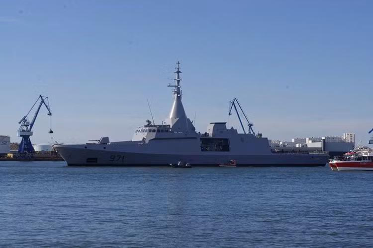 Hải quân Malaysia hiện tại có khoảng trên dưới 60 tàu chiến các loại, trong đó chỉ có 14 tàu hộ vệ hoặc tàu tấn công có khả năng mang theo tên lửa và 2 tàu ngầm tấn công diesel điện, hầu hết trong số đó đều đã lỗi thời. Ngoài ra hải quân của nước này chỉ có biên chế 15.000 quân. Nguồn ảnh: Wikimedi.