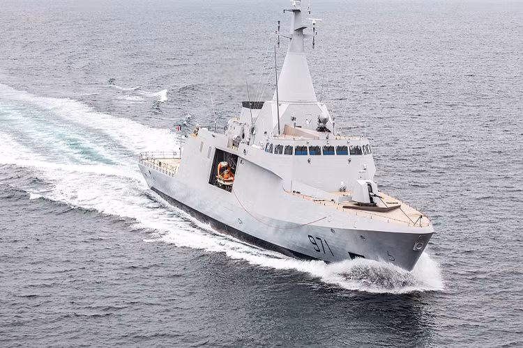 Về thiết kế cơ bản SGPV có lượng giãn nước 3100 tấn, với chiều dài cơ sở 111m, bề ngang lên tới 16m và có mớn nước 3.85m. Cấu hình trên của SGPV hoàn toàn lớn hơn hẳn so với tàu hộ vệ Gowind cho phép lớp tàu chiến ven bờ này hoạt động trên biển lâu hơn với hải trình xa hơn, thủy thủ đoàn trên SGPV cũng gấp đôi Gowind (138 so với 65). Trong ảnh là tàu hộ vệ El Fateh – 971, lớp tàu hộ vệ Gowind đầu tiên được DCNS đóng mới cho Hải quân Ai Cập và cũng là chiếc duy nhất cho tới thời điểm hiện tại. Nguồn ảnh: Military Edge.