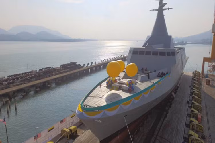 Tham gia dự án phát triển SGPV của Hải quân Malaysia có khá nhiều cái tên nổi tiếng như MEKO 200 của ThyssenKrupp hay Sigma 10514 của Damen, nhưng cuối cùng Malaysia lại lựa chọn lớp tàu hộ tống Gowind của DCNS. Tuy nhiên SGPV lại là một biến thể mở rộng của Gowind với lượng giãn nước cũng như kích thước tàu lớn hơn hẳn phiên bản Gowind nguyên mẫu. Nguồn ảnh: Navy Recognition.