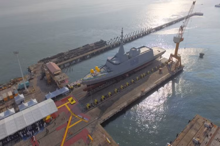 Tàu Maharaja Lela được Malaysia khởi đóng từ tháng 3/2016 tại nhà máy đóng tàu Hải quân Boustead Sdn Bhd của Malaysia, tuy nhiên kế hoạch phát triển lớp tàu chiến SGPV lại được Malaysia ấp ủ từ năm 2011. Khi nước này quyết định chi tới 1.9 tỷ USD để tự đóng mới 6 tàu chiến LCS thay vì phải đi mua từ nước ngoài. Nguồn ảnh: Navy Recognition.