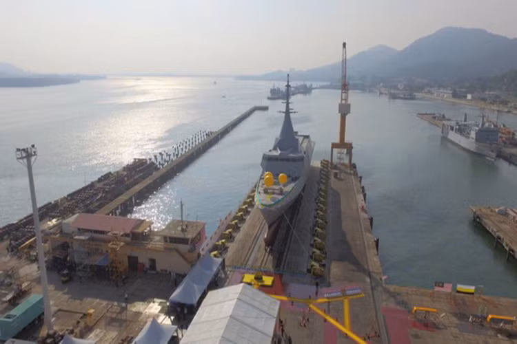 So với các mẫu tàu chiến của Hải quân Malaysia hiện tại SGPV có khoảng cách khá lớn về mặt công nghệ lẫn sức mạnh hỏa lực, bản thân nó cũng được tối ưu hóa cho nhiệm vụ tác chiến ven biển, khi vừa có thể đồng thời đảm nhiệm nhiều nhiệm vụ khác nhau trong biên đội tàu chiến của Hải quân Malaysia. Nguồn ảnh: Navy Recognition.