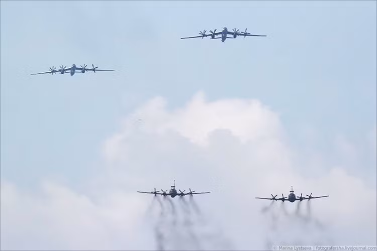 Bộ đôi Tu-142M và IL-38N bay theo đội hình trên bầu trời St Petersburg. Nguồn ảnh: Bộ Quốc phòng Nga.