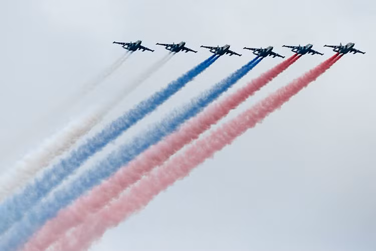 Lễ duyệt binh có sự tham gia đông đảo nhất của không quân hải quân Nga năm này là tại St Petersburg với hơn 40 máy bay các loại đến từ các hạm đội trực thuộc Hải quân Nga. Trong ảnh là đội hình bay biểu diễn của phi đội cường kích Su-25 thuộc không quân hải quân Nga. Nguồn ảnh: Bộ Quốc phòng Nga.