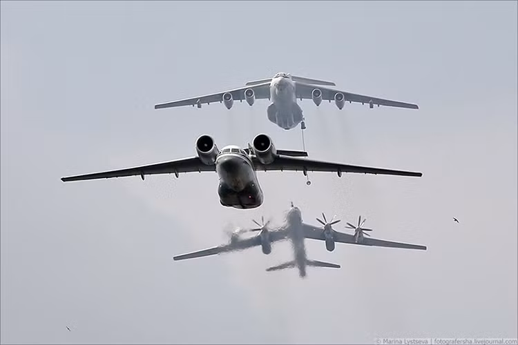 Bay trước chúng là máy bay vận tải quân sự An-72. Nguồn ảnh: Bộ Quốc phòng Nga.