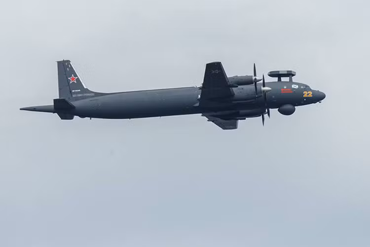 Kế đến là máy bay chống ngầm cải tiến IL-38N, được xem là đối trọng đối với dòng máy bay chống P-8 Poseidon mới nhất của Hải quân Mỹ. Nguồn ảnh: Bộ Quốc phòng Nga.
