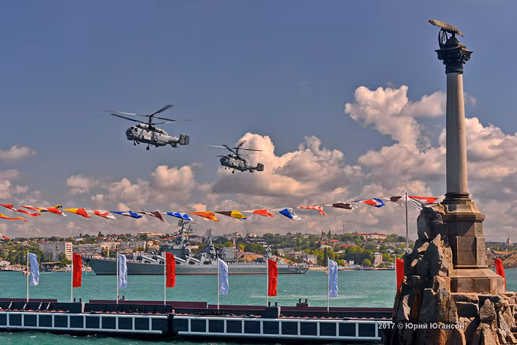 Bên cạnh các dòng chiến đấu cơ, không quân hải quân Nga còn nổi tiếng với các dòng trực thăng hải quân chủ yếu là của Kamov như Ka-27 trực thăng chống ngầm, Ka-29 trực thăng vận tải và Ka-52K trực thăng tấn công. Nguồn ảnh: yuhanson.livejournal.