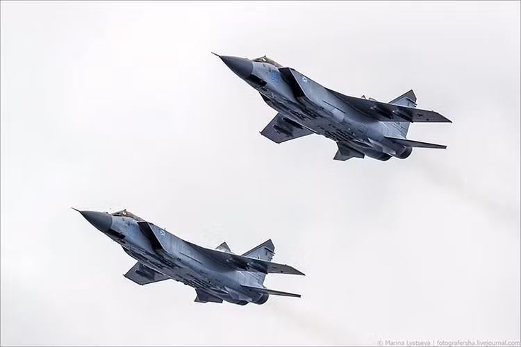 Trong các dòng chiến đấu cơ của Hải quân Nga không thể không nói đến tiêm kích đánh chặn siêu âm MiG-31, nó cũng là dòng chiến đấu cơ có tốc bay nhanh nhất thế giới hơn 3.000km/h tương đương Mach 2.8. Nguồn ảnh: Bộ Quốc phòng Nga.