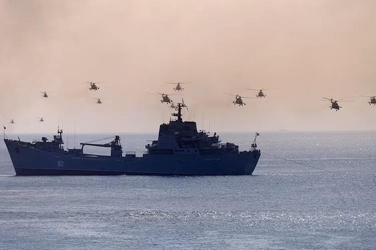 Ngoài Kamov, không quân hải quân Nga còn vận hành số lượng khá lớn trực thăng vận tải Mi-8 chủ yếu phục vụ cho các đơn vị không vận trên đất liền. Nguồn ảnh: Bộ Quốc phòng Nga.