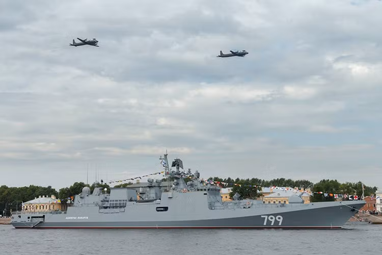 Bên cạnh các loại tàu chiến hiện đại nhất tham gia duyệt binh trên khắp nước Nga, Ngày Hải quân năm nay còn có sự xuất hiện của các phi đội không quân hải quân hiện đại nhất của nước này. Và chúng chính là lực lượng nòng cốt bảo vệ cho các biên đội tàu chiến Nga từ trên không. Nguồn ảnh: Bộ Quốc phòng Nga.