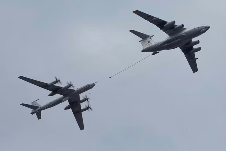 Hình ảnh máy bay trinh sát hàng hải, tác chiến chống ngầm Tu-142M của Hải quân Nga xuất hiện trên bầu trời St Petersburg hôm 30/7, trước nó là một máy bay tiếp nhiên liệu trên không IL-78. Nguồn ảnh: Bộ Quốc phòng Nga.