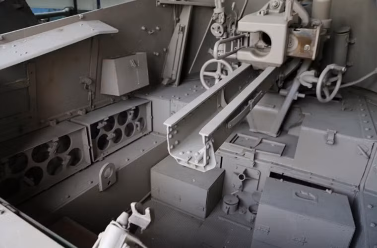 Trong ảnh là khoang tháp pháo của SdKfz 124 với thiết kế khá rộng rãi, có cả vị trí để đạn và rảnh đẩy đạn nhằm tăng tốc độ tái nạp đạn sau mỗi phát bắn. Nguồn ảnh: arms-expo.