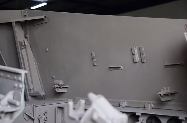 Dù có thiết kế tháp pháo khá mở thuận tiện cho việc tác chiến nhưng nó cũng có những nhược điểm nhất định khi lớp giáp bảo vệ tháp pháo quá mỏng, chỉ có thể bảo vệ kíp chiến đấu trước các đạn bộ binh hoặc mảnh đạn pháo hạng nhẹ. Nguồn ảnh: arms-expo.