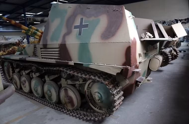 Về mặt thiết kế SdKfz 124 là sự kết hợp giữa khung gầm xe tăng hạng nhẹ Panzer II vào mẫu lựu pháo 105mm leFH 18 tiêu chuẩn của Quân đội Đức khi đó. Bản thân khung gầm Panzer II cũng được sửa đổi đôi chút để phù hợp hơn với khẩu pháo nặng 3 tấn mà nó phải mang. Nguồn ảnh: arms-expo.