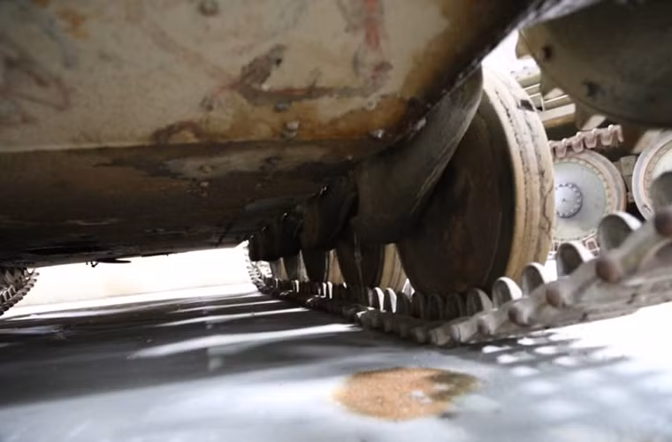 Trái tim của SdKfz 124 chính là hệ thống động cơ xăng Maybach HL 62 TR 6 xi-lanh, có công suất 138 mã lực cho phép cỗ pháo này có thể di chuyển với vận tốc 40km/h ngay cả khi nó nặng lên tới 11 tấn. Nguồn ảnh: arms-expo.