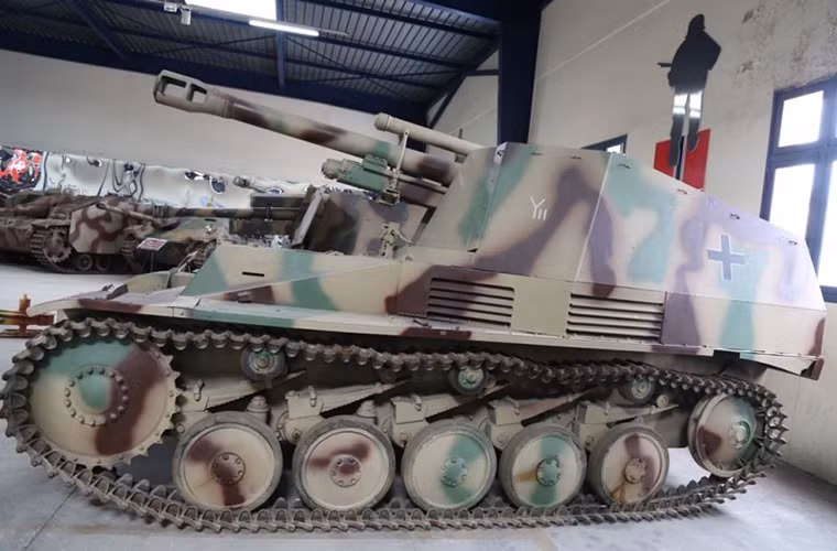 SdKfz 124 chính thức tham chiến lần đầu tiên vào năm 1943 và tỏ ra khá thành công trên chiến trường khi cho phép triển khai hỏa lực hổ trợ bộ binh một cách hiểu quả nhất, bên cạnh khả năng cơ động của SdKfz 124 cũng được đánh giá khá cao vượt trội các mẫu pháo kéo thông thường. Nguồn ảnh: arms-expo.