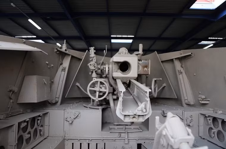 Còn bản thân SdKfz 124 nó có thể mang theo tới cơ số đạn lên đến 40 viên cho bán kính chiến đấu 220km, kíp chiến đấu của mẫu pháo tự hành này cũng chỉ 5 người với 1 chỉ huy, 1 lái xe và ba pháo thủ. Nguồn ảnh: arms-expo.