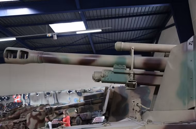 Mặc dù 105mm leFH 18 được thiết kế từ đầu những năm 1930 nhưng đến mãi CTTG 2 nó vẫn là một trong nhưng mẫu lựu pháo tốt nhất mà Đức có trên chiến trường. Với chiều dài nòng cơ sở gần 3m sử dụng cơ cấu bệ khóa nòng thanh trượt ngang, 105mm leFH 18 có tốc độ bắn chiến đấu từ 6-8 phát/phút với sơ tốc đầu đạn 470m/s. Tầm bắn hiệu quả của mẫu pháo này có thể đạt tới hơn 10.000m. Nguồn ảnh: arms-expo.