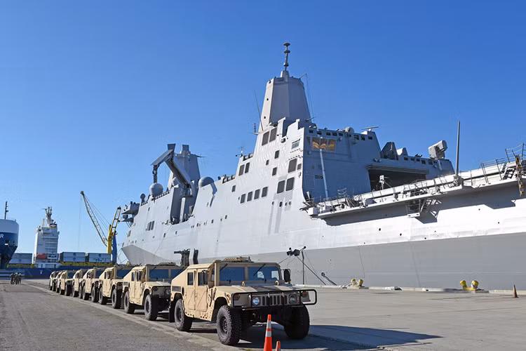 Ban đầu Hải quân Mỹ có kế hoạch đưa vào trang bị 12 tàu đổ bộ San Antonio tuy nhiên con số này bị giảm xuống còn 10 chiếc, khi chi phí dành cho lớp tàu này đội lên quá cao trong quá trình đóng mới từ 890 triệu USD lên hơn 1.6 tỷ USD mỗi chiếc. Nguồn ảnh: staticflickr.com.