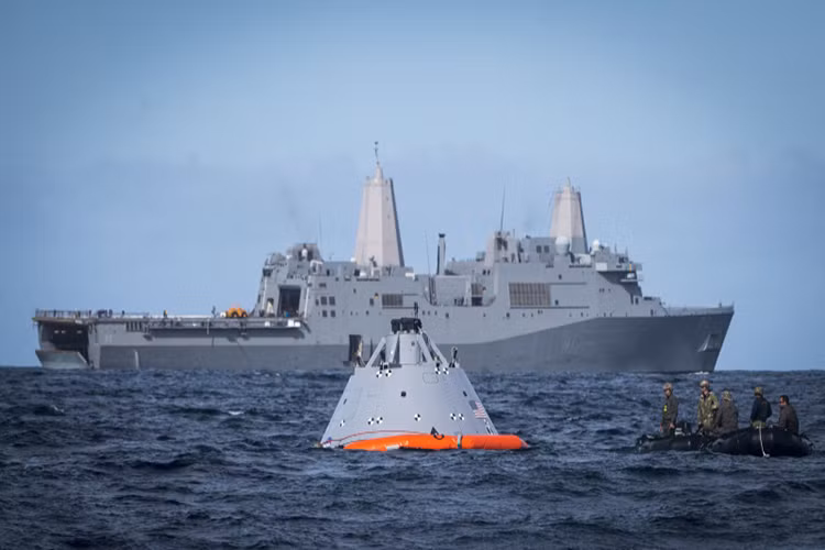 Trong ảnh là tàu USS San Diego tham gia huấn luyện trục vớt tàu vũ trụ trong một chương trình hợp tác nghiên cứu không gian giữa Quân đội Mỹ và NASA. Nguồn ảnh: guthrienewsleader.net.