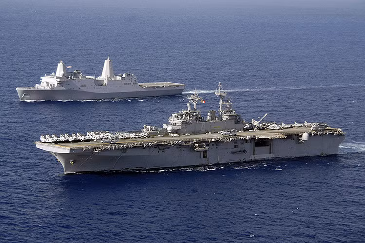 Các tàu đổ bộ lớp San Antonio thường hoạt động như một trong bộ ba biên đội tàu tác chiến đổ bộ của Hải quân Mỹ gồm: tàu sân bay hạt nhân lớp Nimitz, tàu đổ bộ tấn công Wasp và tàu đổ bộ San Antonio. Cả ba lớp tàu chiến này là sự bổ trợ cho nhau trong các hoạt động tác chiến trên biển của Hải quân Mỹ, trong đó đóng trọng tâm là các tàu sân bay Nimitz. Nguồn ảnh: Wikipedia.