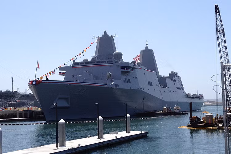 USS San Diego có lượng giãn nước tối đa 25.000 tấn, với chiều dài cơ sở 208m, sườn ngang 32m và có mớn nước 7m, với cấu hình trên USS San Diego không hề thua kém các mẫu tàu đổ bộ tấn công tiên tiến đang hoạt động trên thế giới hiện nay. Nguồn ảnh: Wikipedia.