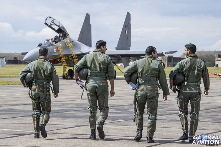 Tựu lại dù còn nhiều khó khăn trước mắt, nhưng Không quân Ấn Độ vẫn còn có những cơ hội nhất định để bản thân có thể lột xác từ một đứa trẻ đã quá già. Và với những cố gắng của New Delhi hiện tại hy vọng trong tương lai Không quân Ấn Độ sẽ trở thành một lực lượng không quân chiến lược theo đúng nghĩa để xứng đáng với vị thế của mình trên thế giới. Nguồn ảnh: defence.pk.