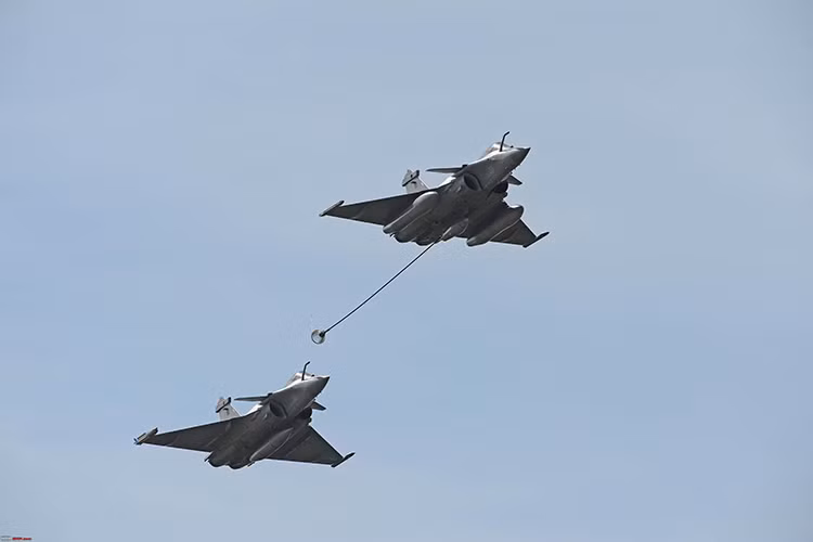 Ngoài Su-30MKI, hiện tại Ấn Độ cũng đã đặt bút ký mua thêm ít nhất 36 chiếc tiêm kích đa năng Dassault Rafale từ Pháp để củng cố lại lực lượng không quân đa quốc gia của mình. Bất chấp những cố gắng trên phi đội chiến đấu cơ của Ấn Độ cũng không bằng 1/5 phi đội chiến đấu cơ Trung Quốc. Nguồn ảnh: team-bhp.com.