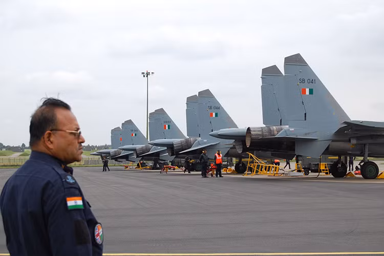 Để giải quyết dứt điểm vấn đề này, Ấn Độ thậm chí còn chi hàng tỷ USD cho việc nội địa hóa các dòng chiến đấu cơ mua từ Nga hay phương Tây nhưng chỉ sau một thời gian ngắn đâu lại vào đấy. Khi bóng ma tai nạn không chịu buông tha Không quân Ấn Độ. Nguồn ảnh: Aviation International.