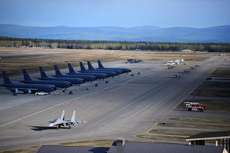 Dĩ nhiên với quy mô của mình Không quân Ấn Độ không hề thiếu các loại máy bay quân sự hiện đại thậm chí họ còn sở hữu các dòng chiến đấu cơ tốt nhất trên thế giới, tuy nhiên chất lượng thường phải đi kèm với kỹ năng và họ lại không có điều này. Bằng chứng là trong suốt 90 năm qua Không quân Ấn Độ đã thiệt hại tới hàng trăm máy bay quân sự các loại trong các sự cố lớn nhỏ khác nhau. Nguồn ảnh: Pacific Air Forces.