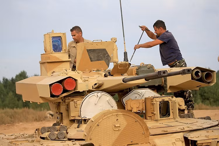 Trong những năm gần đây BMPT-1 khá ít xuất hiện và chỉ được trưng bày ở một số triển lãm quân sự, còn BMPT-72 lại xuất hiện thường xuyên hơn trong và cả ngoài nước Nga. Đi kèm với đó là các màn trình diễn sức mạnh hỏa lực của phương tiện chiến đấu hổ trợ tăng này. Trong ảnh là BMPT-72 được kiểm tra kỹ thuật sau một màn trình diễn tại Army-2017. Nguồn ảnh: rg.ru.