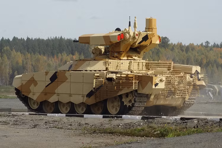 Về để có thiết kế hoàn thiện như ngày hôm nay BMPT đã phải trải qua chương trình phát triển kéo dài từ tận năm 1995 cho tới hiện tại, trong đó nó được phát triển thành hai biến thể gồm BMPT-1 được giới thiệu từ những năm 2000 và BMPT-72 trong năm 2013. Trong đó BMPT-72 được đánh giá cao hẳn cả, nhưng vẫn chưa rõ Quân đội Nga sẽ đưa vào trang bị BMPT-1 hay BMPT-72. Nguồn ảnh: Defence.Ru.