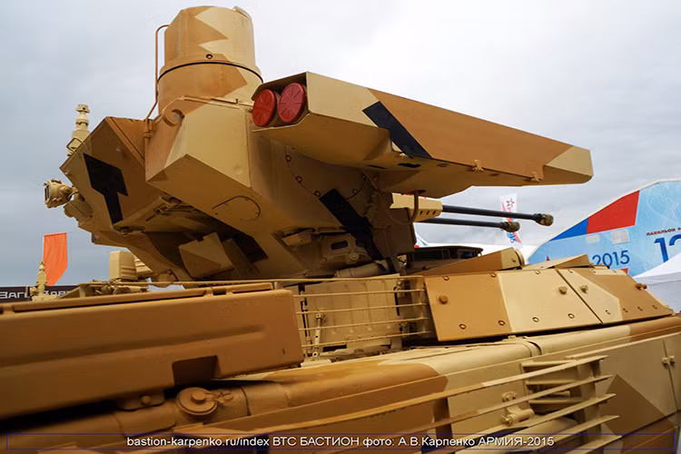 Tổ hợp tháp pháo cỉa BMPT-72 được tự động hóa hoàn toàn và nằm tách biệt khỏi vị trí của kíp chiến đấu và dù mang theo nhiều vũ khí nhưng cấu trúc tổ hợp vũ khí trên BMPT-72 vẫn khá gọn. Tổ hợp này còn được tích hợp sẵn hệ thống điều khiển hỏa lực tiên tiến với khả năng phát hiện mục tiêu xe tăng cách 5.000m trong điều kiện ban ngày và 3.500m ban đêm với kính ngắm hồng ngoại. Nguồn ảnh: ria.rubastion-karpenko.