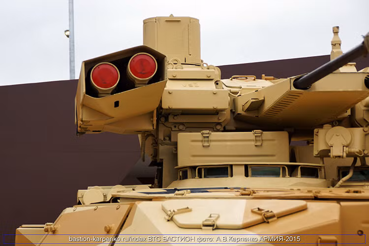 Tên lửa chống tăng Ataka-T có khả năng xuyên tới 800-950mm thép sau giáp phản ứng nổ (ERA), thừa sức hủy diệt bất kỳ loại xe tăng hiện đại nào. Đáng chú ý, đạn Ataka có thể mang đầu đạn nổ nhiệt áp có sức công phá tương đương 9,5kg TNT phù hợp tiêu diệt các chỗ ẩn núp trong đô thị. Nguồn ảnh: ria.rubastion-karpenko