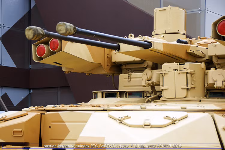 Hệ thống vũ khí trên BMPT-72 có thiết kế nổi bật hơn hẳn so với BMPT-1 nhưng chúng có cấu hình gần như tương đương với bộ đôi pháo tự động 30mm 2A42, hai súng phóng lựu 30mm AG-17D, một súng máy 7.62mm PKTM và quan trọng nhất vẫn là cụm bốn tên lửa chống tăng dẫn đường 9M120 Ataka-T. Nguồn ảnh: ria.rubastion-karpenko.