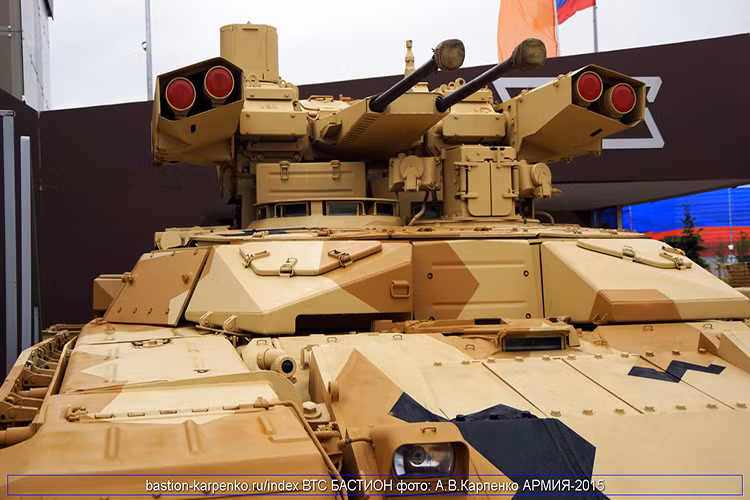 Cũng như thế hệ BMPT-1, BMPT-72 cũng được thiết kế trên cơ sở khung gầm xe tăng chiến đấu chủ lực T-72. Uralvagonzavod tận dụng lại những chiếc T-72 có sẵn trong kho dự trữ và cải tiến nó trở thành xe chiến đấu hỗ trợ hỏa lực. Đây là giải pháp rất tiết kiệm, khả thi tận dụng lại nguồn vũ khí cũ, nâng cấp, cải tiến mục đích sử dụng. Nguồn ảnh: ria.rubastion-karpenko.