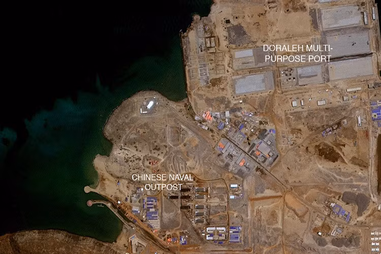 Cận cảnh căn cứ hải quân Djibouti của Trung Quốc nhìn từ ảnh vệ tinh, bức ảnh trên được chụp vào tháng 8/2016. Nguồn ảnh: The Sun.