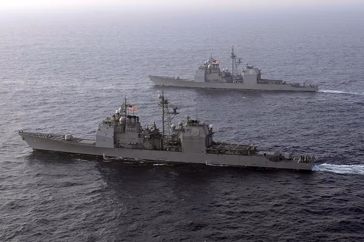 Về khả năng tác chiến Ticonderoga sở hữu sức mạnh tấn công ngang ngửa so với Arleigh Burke nhưng nếu yếu hơn về khả năng tác chiến điện tử, thậm chí chính nhờ các công nghệ tiên tiến trên Arleigh Burke đã giúp Ticonderoga được hiện đại hóa và tiếp tục phục vụ trong Hải quân Mỹ. Nguồn ảnh: Hải quân Mỹ.