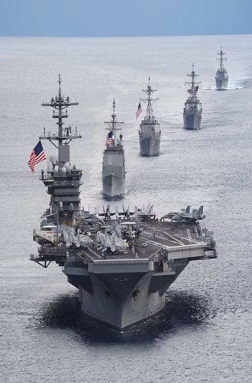 USS Ronald Reagan là chiếc thứ 9 của lớp tàu sân bay hạt nhân Nimitz được hãng Northrop Grumman Newport News đóng cho Hải quân Mỹ. Nó được khởi đóng năm 1998, hạ thủy năm 2001 và chính thức biên chế năm 2003. Con tàu được đặt theo tên cố Tổng thống Ronald Wilson Reagan - Tổng thống thứ 40 của nước Mỹ cầm quyền trong giai đoạn 1981-1989. Nguồn ảnh: Wikipedia.