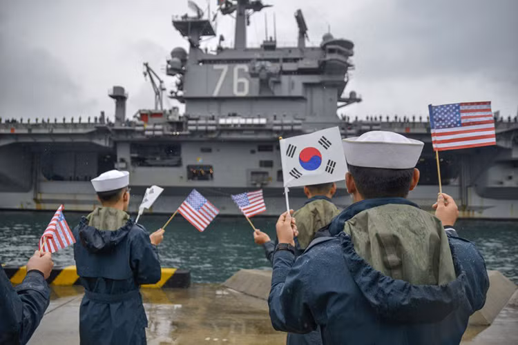 CSG-5 hay các nhóm tàu thành viên của nó có lẽ đã quá quen thuộc trong các sự kiện nóng trong khu vực châu Á – Thái Bình Dương trong suốt thời gian gần đây. Và trong biên chế của CSG-5 luôn có ít nhất 11 tàu chiến, với 1 tàu sân bay hạt nhân, 7 tàu khu trục mang tên lửa dẫn đường lớp Arleigh Burke và 3 tàu tuần dương hạm Ticonderoga, còn số trên chưa bao gồm các tàu đổ bộ, tàu đổ bộ tấn công và hổ trợ tác chiến khác. Nguồn ảnh: Wikipedia.