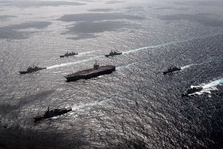 Nhóm tác chiến tàu sân bay số 5 (CSG-5), là biên đội tàu sân bay thường trực của Mỹ tại khu vực châu Á – Thái Bình Dương có căn cứ chính tại Yokosuka , Nhật Bản. CSG hoạt động chủ yếu trong khu vực này từ năm 1944 cho tới tận ngày nay và là một phần của Hạm đội 7 thuộc Hải quân Mỹ. Nguồn ảnh: Wikipedia.